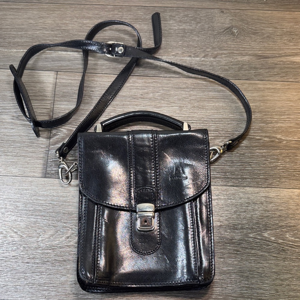 Sleek Black Leather messenger Bag made in Italy genuine leather